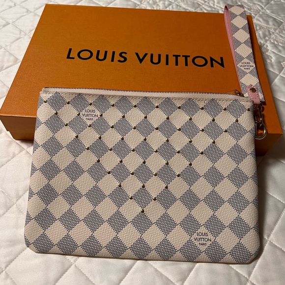 LOUIS VUITTON CITY POUCH WITH WRISTLET - Picture 8 of 16